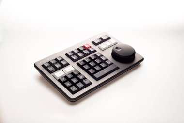 BANGKOK, THAILAND - 4 Mayıs 2022: Beyaz arkaplanda video düzenleme ve renk derecelendirme için Blackmagicdesign 'ın Davinci çözüm hız düzenleyici ürünü.