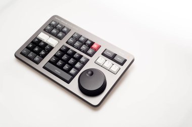 BANGKOK, THAILAND - 4 Mayıs 2022: Beyaz arkaplanda video düzenleme ve renk derecelendirme için Blackmagicdesign 'ın Davinci çözüm hız düzenleyici ürünü.