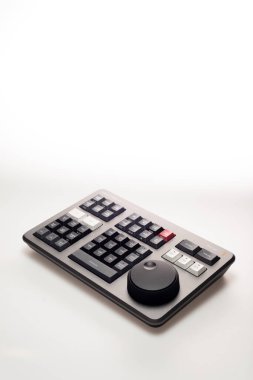 BANGKOK, THAILAND - 4 Mayıs 2022: Beyaz arkaplanda video düzenleme ve renk derecelendirme için Blackmagicdesign 'ın Davinci çözüm hız düzenleyici ürünü.