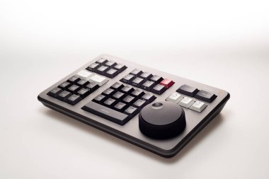 BANGKOK, THAILAND - 4 Mayıs 2022: Beyaz arkaplanda video düzenleme ve renk derecelendirme için Blackmagicdesign 'ın Davinci çözüm hız düzenleyici ürünü.