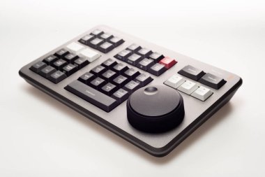 BANGKOK, THAILAND - 4 Mayıs 2022: Beyaz arkaplanda video düzenleme ve renk derecelendirme için Blackmagicdesign 'ın Davinci çözüm hız düzenleyici ürünü.