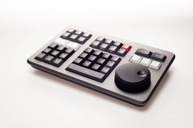 BANGKOK, THAILAND - 4 Mayıs 2022: Beyaz arkaplanda video düzenleme ve renk derecelendirme için Blackmagicdesign 'ın Davinci çözüm hız düzenleyici ürünü.