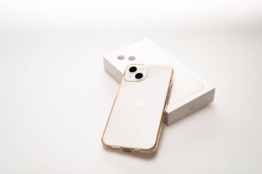 BANGKOK, THAILAND - 4 Mayıs 2022: 13 izole beyaz arka planda yeni iPhone. Elma inc. cep telefonu teknoloji tasarım kavramı ile. 