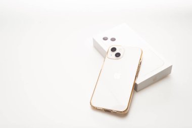 BANGKOK, THAILAND - 4 Mayıs 2022: 13 izole beyaz arka planda yeni iPhone. Elma inc. cep telefonu teknoloji tasarım kavramı ile. 