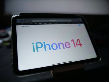 Bangkok, Tayland - 16 Eylül 2022: Bilgi almak ve satın almak için Apple.com web sitesinde yeni iPhone 14 ve 14 Pro Max aranıyor