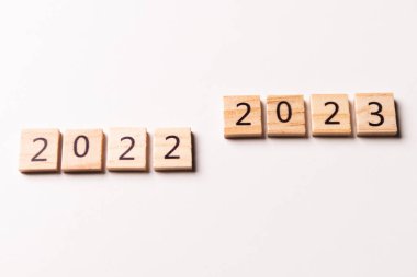 2022 'den 2023' e kadar ahşap bloklar üzerine metin ve kavram arka planı için kopyalama alanı. Çözüm, plan, gözden geçirme, hedef, başlangıç, son yıl ve yeni yıl tatili kavramları