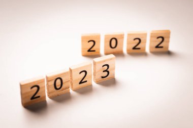 2022 'den 2023' e kadar ahşap bloklar üzerine metin ve kavram arka planı için kopyalama alanı. Çözüm, plan, gözden geçirme, hedef, başlangıç, son yıl ve yeni yıl tatili kavramları