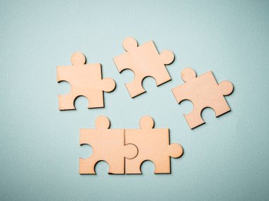 Tahta yapboz, iş hayatındaki sorunları çözüyor. Fotokopi alanı olan şirkette yenilik ve takım çalışması.