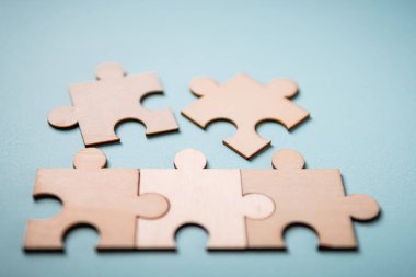 Tahta yapboz, iş hayatındaki sorunları çözüyor. Fotokopi alanı olan şirkette yenilik ve takım çalışması.