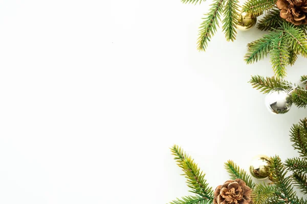 松の枝や黄金のボールと松のコーンなどのクリスマスの装飾が施された白いテーブル メリークリスマスと幸せな新年のコンセプト コピースペース フラットレイ付きのトップビュー — ストック写真