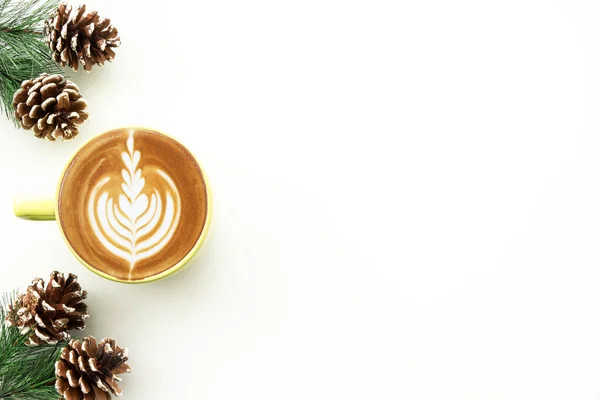 Vitt Bord Med Kopp Latte Kaffe Och Juldekoration Med Tallar Stockbild