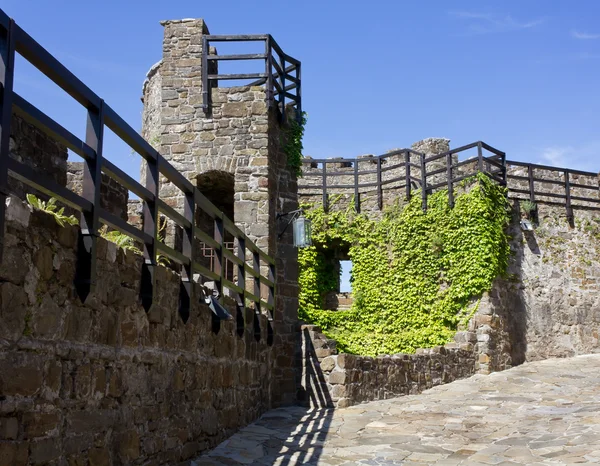 Dentro das muralhas de um castelo medieval — Fotografia de Stock