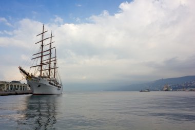 Beyaz yelkenli gemi demirleyen