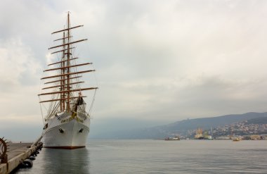 Beyaz yelkenli gemi demirleyen