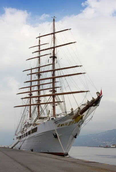 Bateau à voile blanc mouillé — Photo