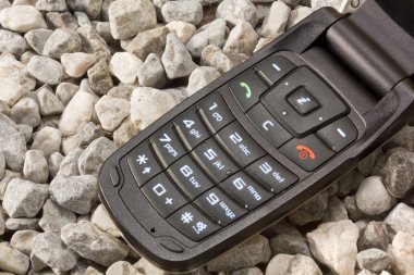 çakıl üstünde hareket eden telefon