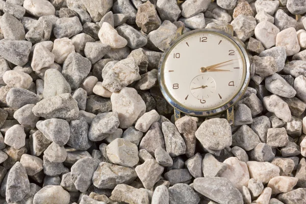 Viejo reloj en la grava — Foto de Stock