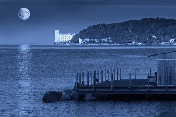 Miramare castle bir dolunay gecesi