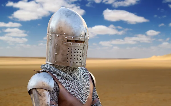 Soldato medievale nel deserto — Foto Stock