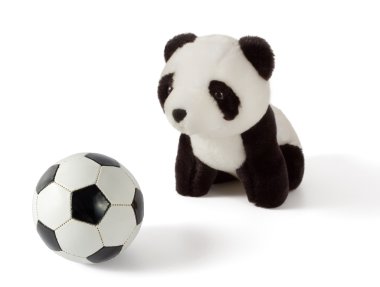 Futbol topu ile küçük peluş panda