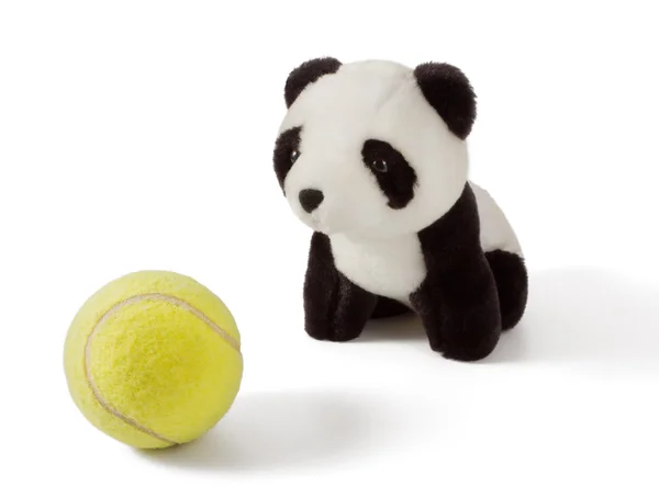 Kleine pluche panda met tennisbal — Stockfoto