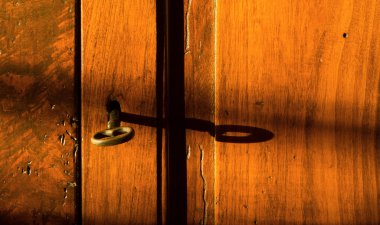 Tahta Sandıktaki Anahtarın Yakın Çekimi