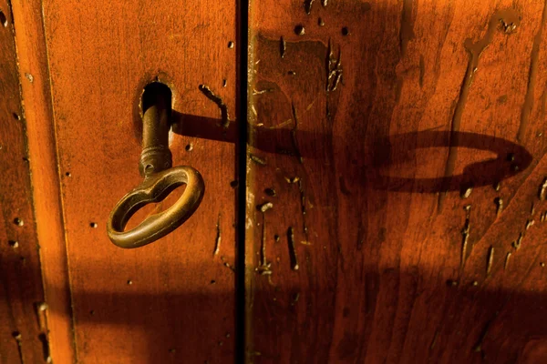 Closeup On a Key On a Wooden Chest — Stock Photo, Image
