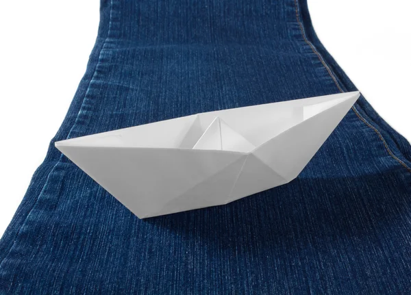 Papper båt på Blå jeans — Stockfoto