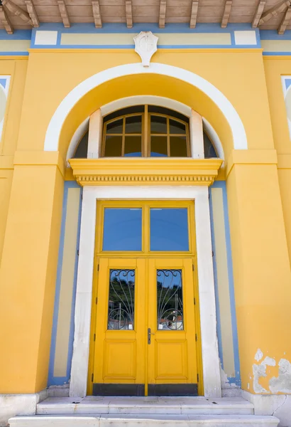 Porta da frente de um edifício público — Fotografia de Stock