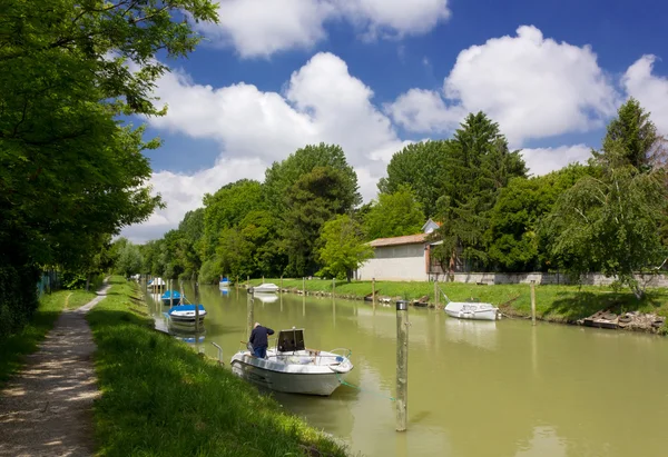 Boats Along a Small River — Stock Photo, Image