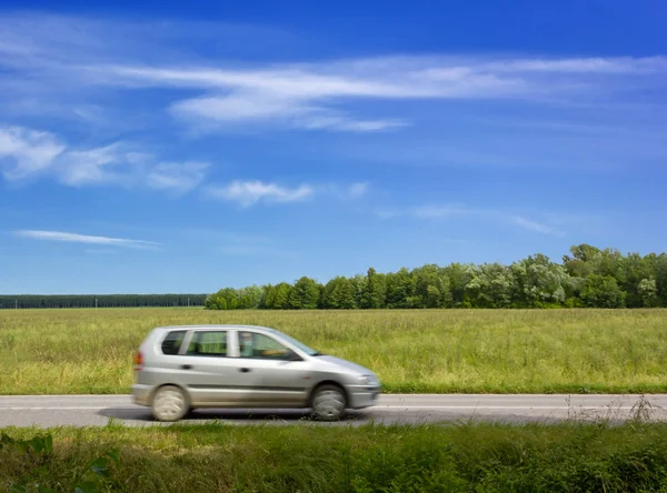 Bilen färdas längs en landsväg — Stockfoto