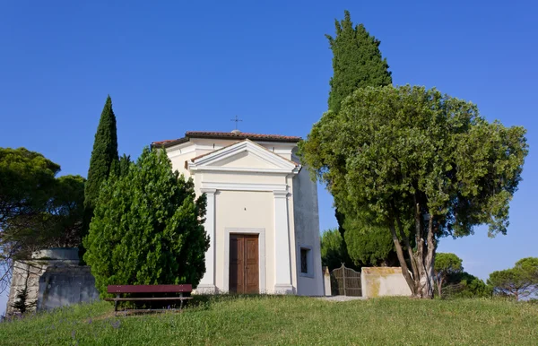 Kleine Kirche auf einem Hügel — Stockfoto