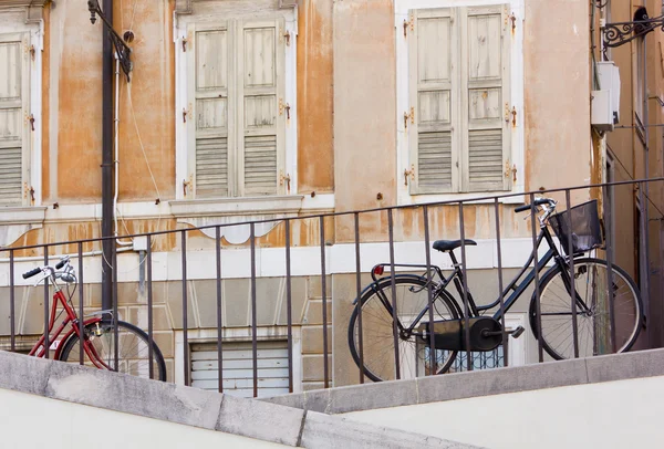 Due biciclette parcheggiate lungo un binario — Foto Stock