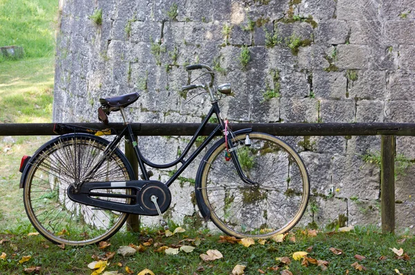 Sepeda Melawan Parapet Kayu — Stok Foto