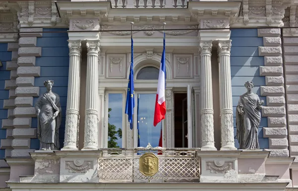 Gros plan sur la façade de l'ambassade de France à Riga — Photo