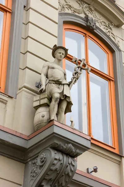 Mythologische standbeeld op de gevel van een paleis — Stockfoto