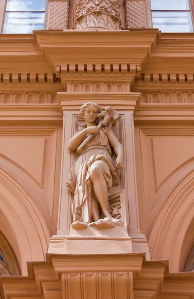 Ženská socha na fasády budovy — Stock fotografie