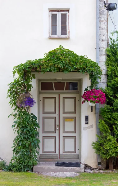 Porte d'entrée de la maison historique — Photo