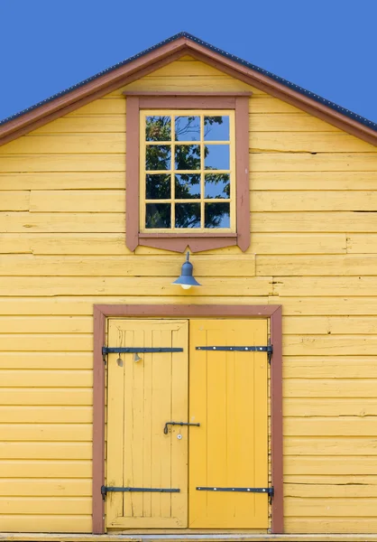 Façade de la cabane jaune en bois — Photo
