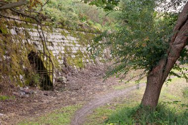 Tünel girişi ile yol ülke