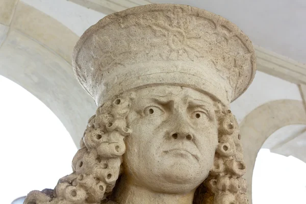 Primer plano de la cara de la cabeza de una estatua — Foto de Stock