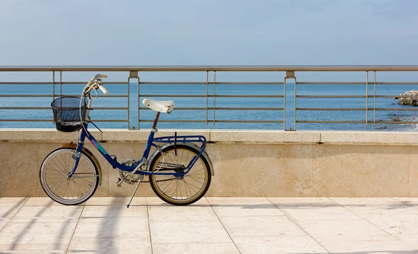 Vélo sur une terrasse au bord de la mer — Photo