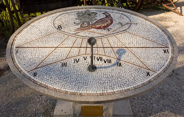 Mosaiikki Sundial Aiello del Friuli — kuvapankkivalokuva