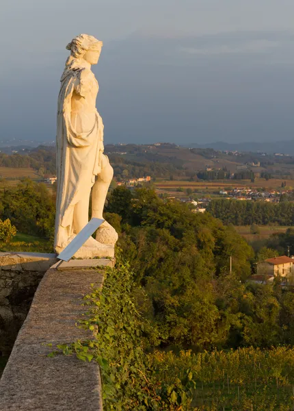 Estatua neoclásica en la terraza de la abadía de Rosazzo — Foto de Stock