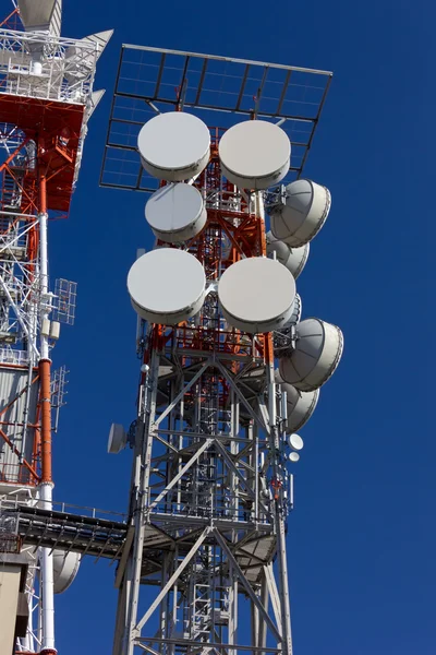 Antena de telecomunicaciones — Foto de Stock