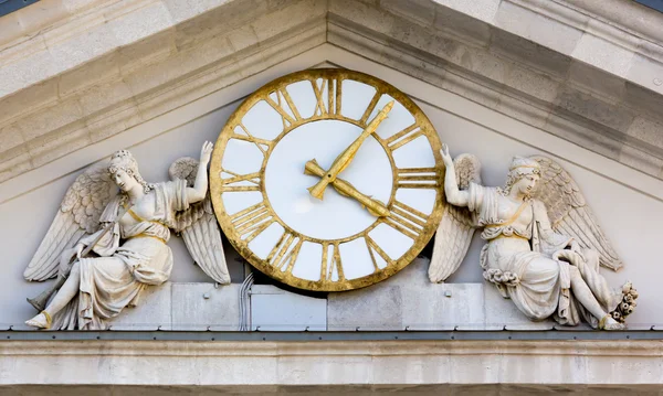 Two Winged Statues Holding a Clock Still — Stock Photo, Image