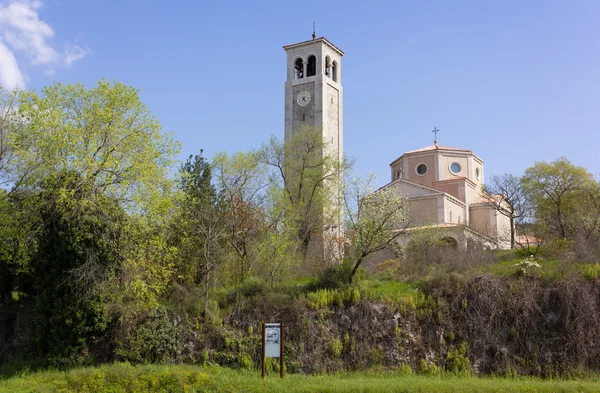 Kyrkan san giovanni nuovo i duino — Stockfoto