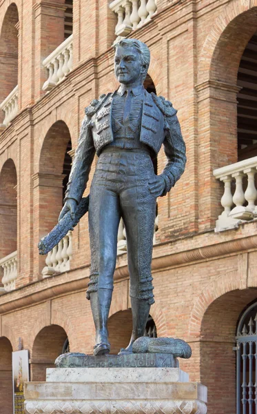 Heykelin önünde plaza de toros Valencia — Stok fotoğraf