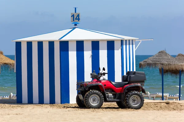 Motocicleta de praia em frente a uma cabana — Fotografia de Stock