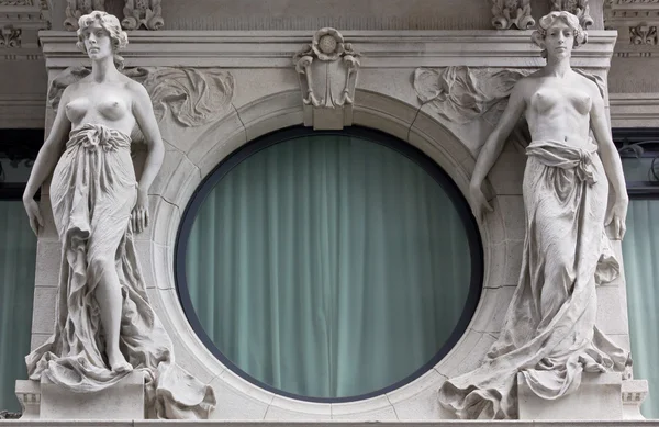 iki kadın neoklasik heykeller